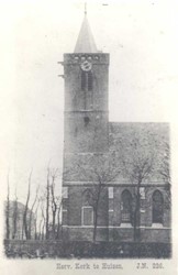 <p>De gehele zuidzijde van de kerk was voor 1908 nog voorzien van spitsboogvensters en steunberen. (Gemeentearchief Huizen). </p>
